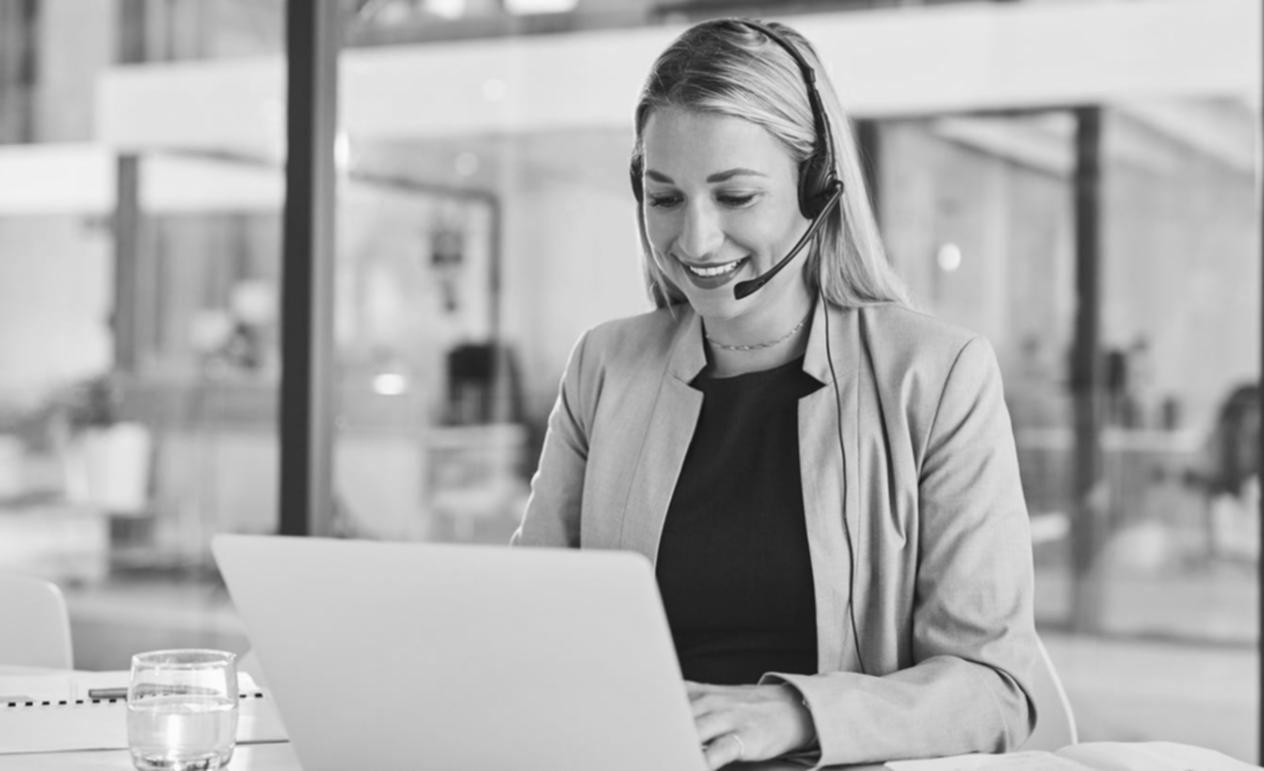 Osoba sprawdzająca postępy w zarządzaniu budżetem