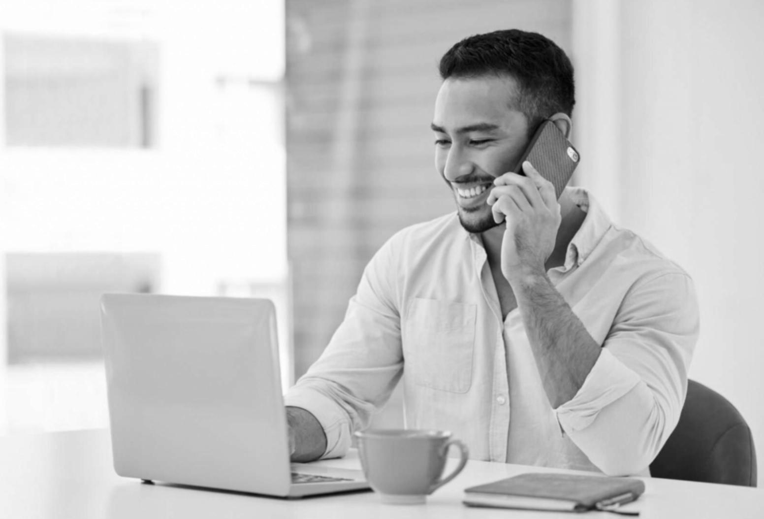 Rodzina razem planująca domowy budżet przy stole